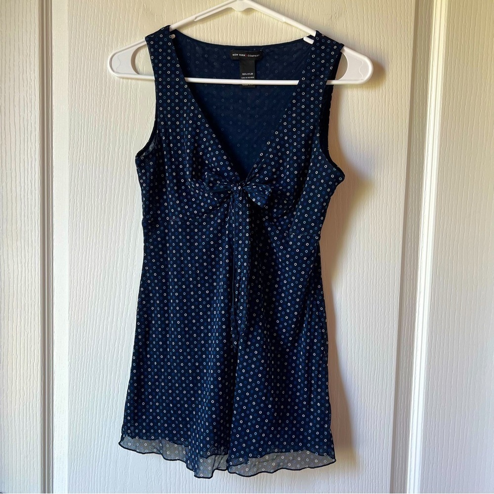 🌼🌼🌼New York & Co navy with circle print design sleeveless blouse. Size small